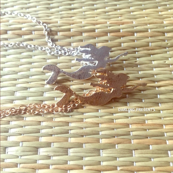 β¬οΈ $26 GOLD MERMAID NECKLACE πHPπ - Picture 3 of 5